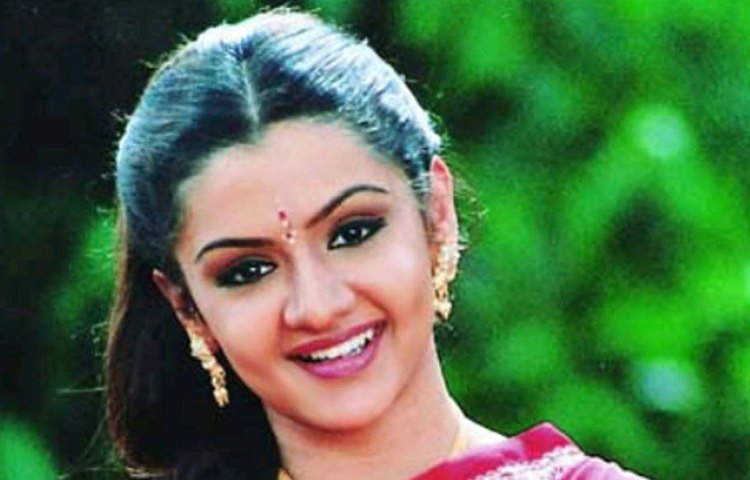 শোনা যায়, সহ-অভিনেতা তরুণের সঙ্গে সম্পর্ক ভেঙে যাওয়ার জেরে তিনি আত্মঘাতী হওয়ার চেষ্টা করেছিলেন। পরের বছর, ২০০৬ সালেও তিনি আরও একবার আত্মহত্যার চেষ্টা করেছিলেন বলে শোনা যায়। কিন্তু প্রতিবারই আত্মহত্যার চেষ্টার দাবি উড়িয়ে দিয়েছিলেন আরতি।