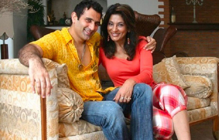 ১৯৯২ সালে টেলিভিশনে একটি বড় কাজের সুযোগ পান পরমীত। সে দিনই তিনি অর্চনাকে বিয়ের প্রস্তাব দেন। সঙ্গে সঙ্গেই রাজি হন অর্চনা। দু’জনে ঠিক করলেন বিয়ে হবে সে রাতেই। পুরোহিতকে ডেকে দুই বন্ধুর উপস্থিতিতে বিয়ে হয়ে গিয়েছিল তাদের বহুতলের ছাদে।