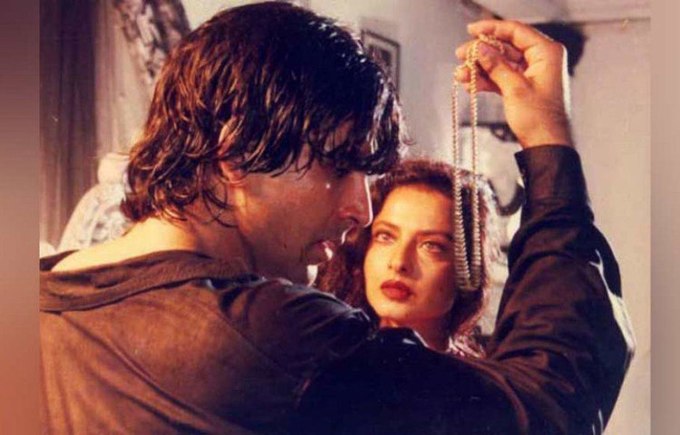 রাবিনার কানে খবর পৌঁছতেই মারাত্মক ক্ষুব্ধ হন তিনি। রবিনা অভিযোগ করেন, তার ও আক্কির সম্পর্কের কথা জেনেও অক্ষয়ের সঙ্গে নাকি রেখা সম্পর্ক তৈরি করেছিলেন।