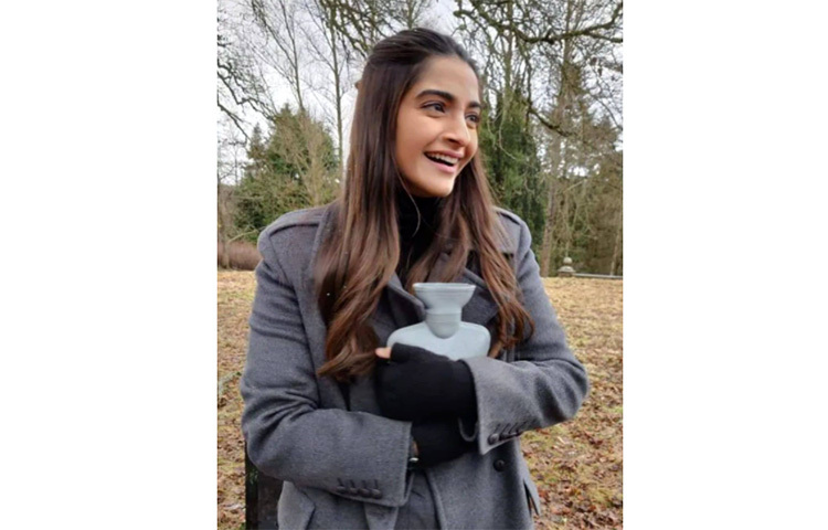 সোনম কাপুরকে বলিউডে ফ্যাশন আইকন বলা হয়। তবে এই নো মেকআপ লুকের ছবিতে তিন একেবারে সুন্দরী। ছবি: সংগৃহীত