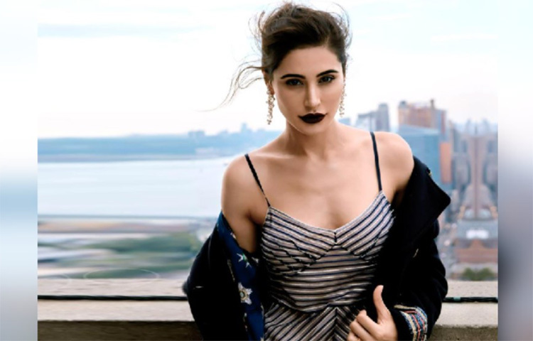 চরিত্রের প্রয়োজনে একটি নকল গোঁফ লাগাতে হয়েছিল ইমরানকে। চুম্বন দৃশ্যে সেই গোঁফও নার্গিসের অস্বস্তির কারণ হয়ে দাঁড়ায়। ছবি: সংগৃহীত