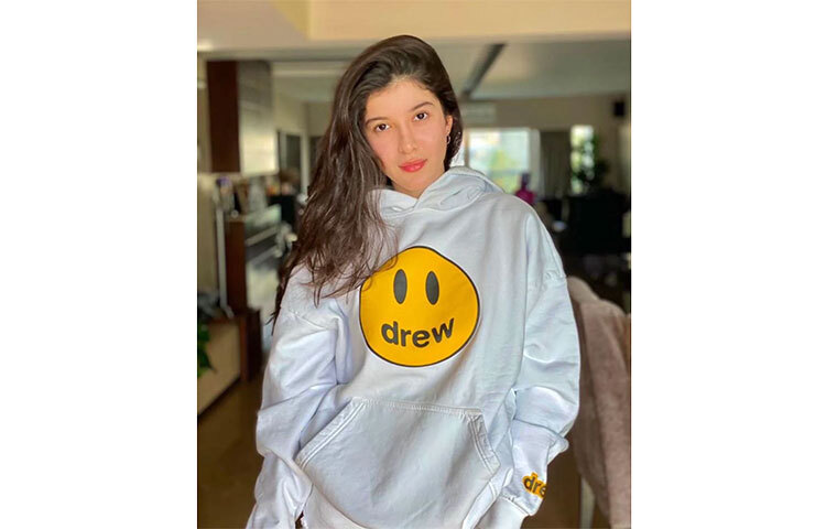 স্মাইলি হুডিতে মিষ্টি লুক শানায়া কাপুরের। ছবি: সংগৃহীত