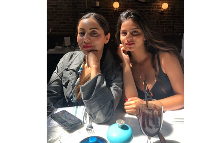 এই মা-মেয়ের জুটি তালিকায় না থাকলে হয়। গৌরী খান ও সুহানা খান একসঙ্গে। ছবি: সংগৃহীত