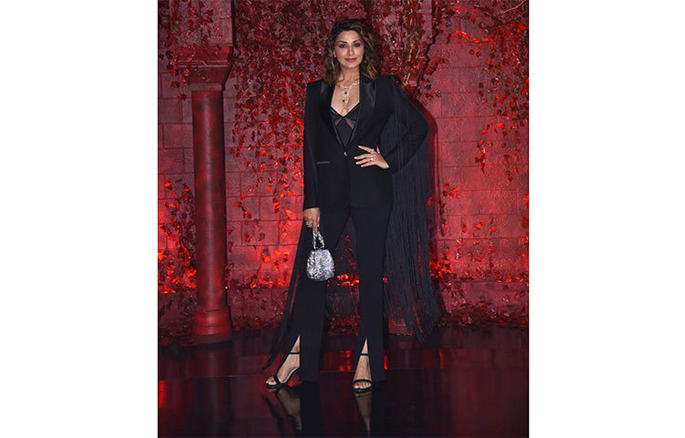 কালো প্যান্টস্যুটে সোনালী বেন্দ্রে। ছবি: সংগৃহীত