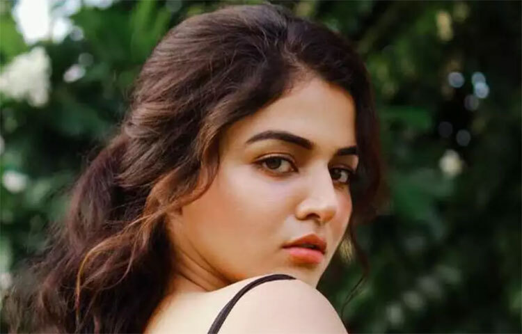 শুটিংয়ের ফাঁকে সেটে বসেও স্কেচ পেনসিল দিয়ে নিজের মনে আঁকতে থাকেন তিনি। বাবা দিবসে বাবার ছবি স্কেচ করে উপহার দিয়েছিলেন তিনি। ছবি: সংগৃহীত