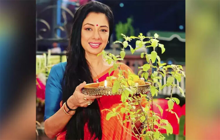 সেই সময় অর্থ উপার্জনের জন্য বিভিন্ন বিজ্ঞাপন মাধ্যমেও কাজ করেছিলেন রূপালি। কর্মসূত্রেই তার জীবনসঙ্গীর সঙ্গে প্রথম আলাপ হয় রূপালির। তিনিই অভিনেত্রীকে পরামর্শ দেন ছোটপর্দায় অভিনয়ের জন্য চেষ্টা করতে। তার পরামর্শ মেনেই এগিয়ে যান রূপালি। ছবি: সংগৃহীত