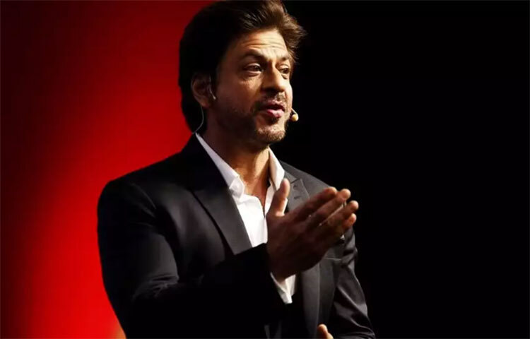 শুধু ফিল্ম সেটেই নয়, শাহরুখের বাড়িতে যে অফিস রয়েছে, সেখানেও ফোনে হুমকি দেওয়া হয়। তদন্তে জানা যায়, এসব কিছুর পিছনে গ্যাংস্টার ছোটা রাজনের হাত রয়েছে। ছবি: সংগৃহীত এর আগেও ছোটা শাকিল, আবু সালেমসহ অন্যান্য গ্যাংস্টারও শাহরুখকে হুমকি দিয়েছেন।