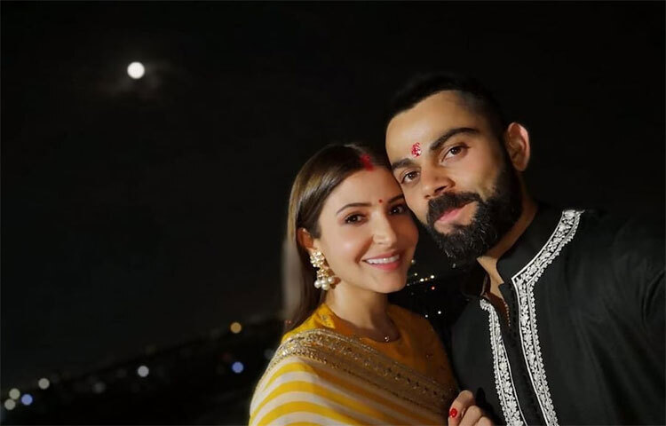 স্ট্রাইপ সাদা ও হলুদের মিশ্রণে শাড়ি পরেছেন আনুশকা শর্মা। ছবি: সংগৃহীত