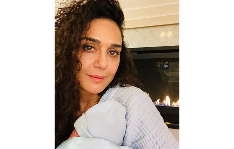 প্রীতি জিনতা এবং জিনি গুডএনাফ সারোগেসির মাধ্যমে যমজ সন্তানের জন্ম দিয়েছেন। ছেলের নাম জয় জিনতা গুডএনাফ, মেয়ের নাম জিয়া জিনতা গুডএনাফ। ছবি: সংগৃহীত