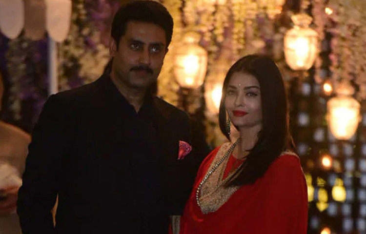 পার্টির অন্যতম আকর্ষণ ছিলেন অভিষেক বচ্চন এবং ঐশ্বর্যা রাই বচ্চন। অভিষেক পরেছিলেন কালো সেমি ফরমাল শার্ট এবং একই রঙের ট্রাউজার্স। অ্যাশের পরনে উজ্জ্বল লাল আনারকলি। সঙ্গে নামমাত্র গয়না এবং তার আইকনিক হাসি। পার্টির যাবতীয় নজর যেন ছিল তারই দিকে।