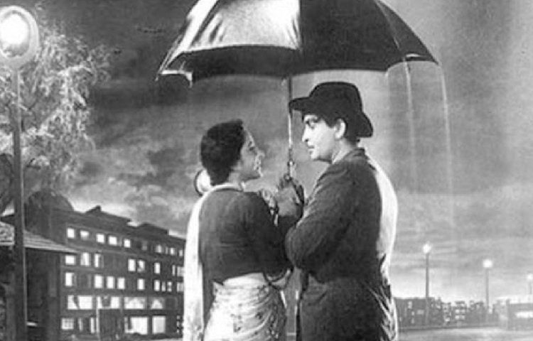 বলিউডের বিখ্যাত পরিচালক-অভিনেতা রাজ কাপুরের সঙ্গে নার্গিসের সম্পর্ক নিয়ে আজও আলোচনা হয় বলিউডের বিভিন্ন মহলে। চর্চায় কখনো উঠে আসে রাজ কাপুর-বৈজয়ন্তীমালার সম্পর্কের কথাও। রাজ কাপুর যে এক মহিলা সন্তুষ্ট থাকতে পারতেন না, তা নিজের আত্মজীবনী ‘খুল্লম খুল্লা’-তে ঋষি কাপুর জানিয়েছেন।