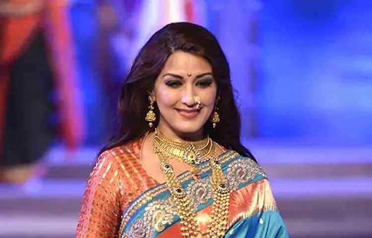 শুধু বড়পর্দাই নয়, টেলিদুনিয়াতেও সোনালি ঢুকে পড়েন ২০০১ সালে। এক বেসরকারি চ্যানেলের নাচের রিয়েলিটি শো সঞ্চালনার কাজ দিয়েই শুরু হয় তার টেলিদুনিয়ার ডেবিউ। এরপর গান ও নানা প্রতিভার ট্যালেন্ট হান্ট শো-এর সঞ্চালক ও বিচারক হিসেবে সোনালিকে দেখা গিয়েছে।