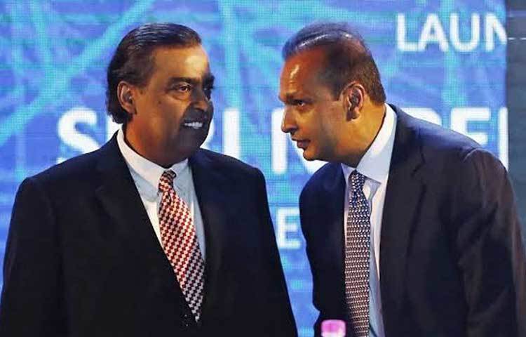 অনিল আম্বানী: সব ব্যবসাতেই আম্বানীদের ছায়া রয়েছে। সেই তালিকা থেকে ফিল্মও বাদ যায় না। রিলায়্যান্স এন্টারটেনমেন্ট-এর হয়ে কাজ সামলান অনিল আম্বানী। তার সম্পত্তির পরিমাণও বিপুল। কিন্তু ইদানিং ব্যবসায় বড় সমস্যা হওয়ায় তিনি কিছুটা পিছিয়েই পেেড়ছেন।