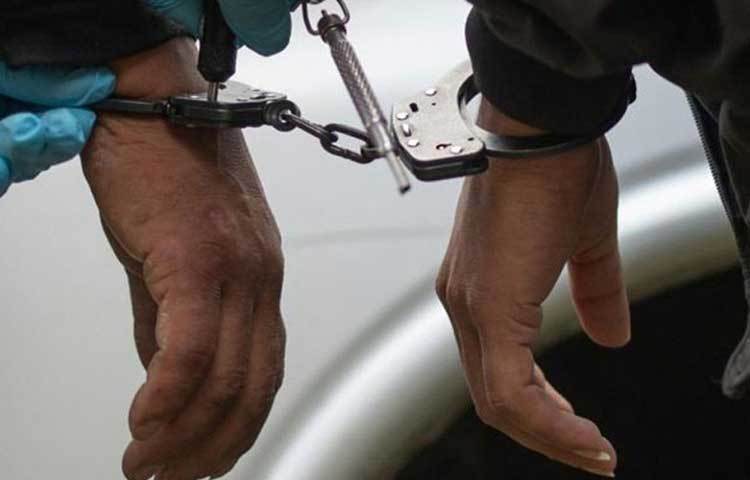 ফারদিন খানকে গ্রেফতার করে পুলিশ। তার কাছে থেকে এক গ্রাম ও তার গাড়ি থেকে নয় গ্রাম কোকেন মিলেছিল। ফারদিনের বাবা তার পাশে দাঁড়ান। ছেলের বন্ধুদের নামে দায় ঠেলে দেয়ার চেষ্টা করেন তিনি।