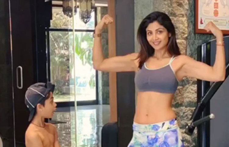 শিল্পা শেটি রান্না করতে খুবই ভালবাসেন। ইউটিউবে তার রান্নার একটি চ্যানেলও রয়েছে। সময় পেলে বাড়িতেও তিনি রান্নাবান্না করে থাকেন। আর এখন তো অফুরন্ত সময়। তাই দুই সন্তান, স্বামীকে নিয়ে চুটিয়ে সংসার করে নিচ্ছেন।