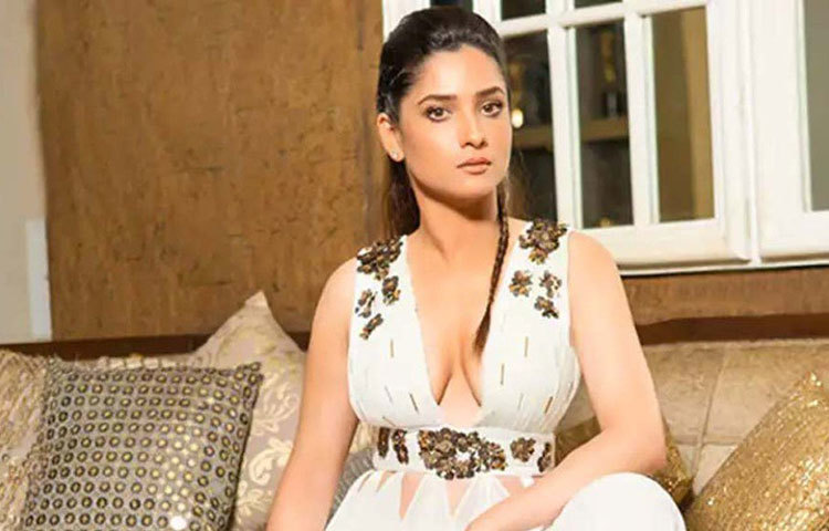 ছোটপর্দার বহু তারকাও ফ্ল্যাট কিনেছেন এই আবাসনে। তাদের মধ্যে অন্যতম অঙ্কিতা লোখান্ডে। তাকে সম্প্রতি বড়পর্দাতেও দেখা গিয়েছে।