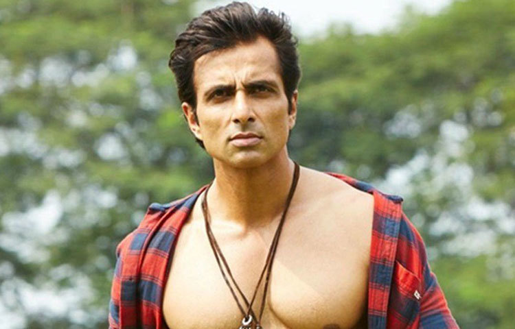 অভিনেতা সনু সুদও মুম্বইয়ের জুহুতে তার হোটেল স্বাস্থ্যকর্মীদের জন্য খুলে দেয়ার প্রস্তাব দিয়েছেন। আয়েষা টাকিয়ার স্বামী ফারহান আজমি তার হোটেল মুম্বাই পুলিশদের জন্য কোয়রান্টিন কেন্দ্র করতে ছেড়ে দিয়েছেন।