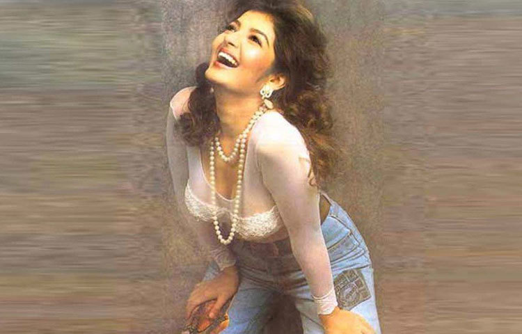 ছবিতে সাহসী ও খোলামেলা দৃশ্যে অভিনয় করতেন সোনু। ‘আকর্ষণ’ ছবিতে তার একটি চুম্বনদৃশ্য ঘিরে সে সময় যথেষ্ট বিতর্ক দেখা দিয়েছিল।