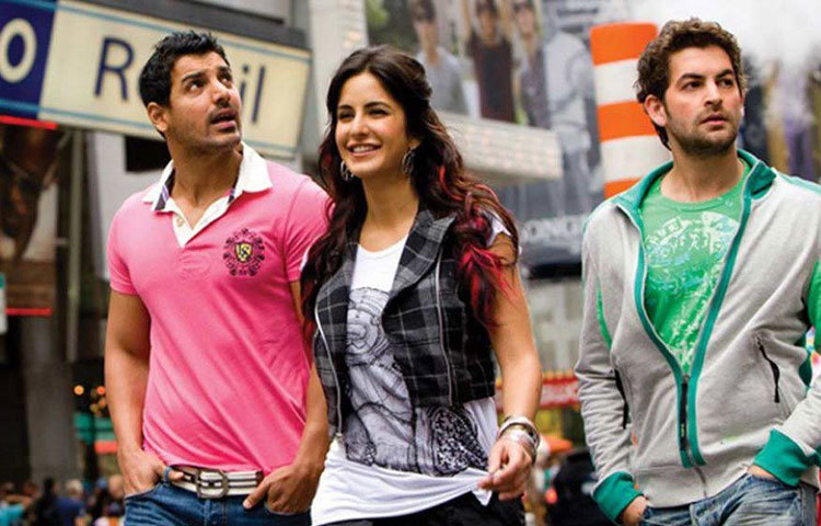 আরও রেগে যান ভাইজান। ঠিক সময়ে এর বদলা নিতে বলেন ক্যাটকে। এরও কিছু বছর পর, তখন ক্যাটরিনার বেশ নাম হয়েছে। তার কাছে একটি ছবির অফার যায়। ছবির নাম ‘নিউইয়র্ক’। সহ অভিনেতা জন।