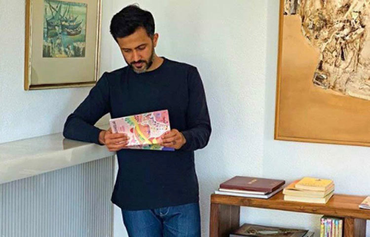 কাজ করতে করতে ক্লান্ত লাগলে আনন্দ গড়িয়ে নিতে পারেন মনোরম অ্যাপহোলস্ট্রিতে সাজানো আরামকেদারায়। অথবা ঘরের নিভৃতকোণে বইয়ের সঙ্গে কাটাতে পারেন অবসর।