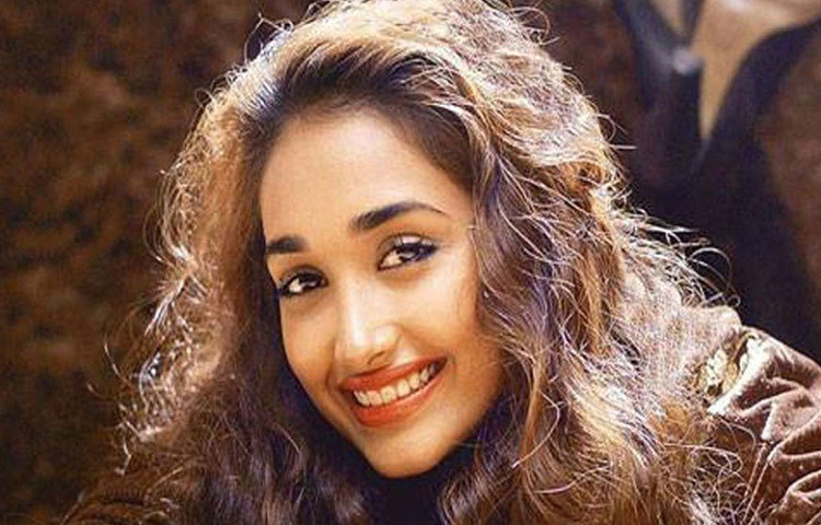 জিয়া খান: জুহুর ফ্ল্যাটে আত্মহত্যা করেছিলেন তিনি। অভিযোগ উঠেছিল তার সেই সময়ের বয়ফ্রেন্ড সূরজ পাঞ্চোলির বিরুদ্ধে। জিয়া যখন আত্মহত্যা করেন, তখন তিনি অন্তঃসত্ত্বা ছিলেন। জিয়ার মা দাবি করেছিলেন, পরিস্থিতির চাপে পড়ে জিয়া বাধ্য হয়েছিলেন এমন একটা চরম সিদ্ধান্ত নিতে। জিয়ার ঘর থেকে উদ্ধার হয়েছিল সুইসাইড নোট।