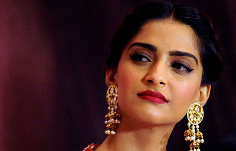 সুশান্তের মৃত্যুর জন্য তার ঘনিষ্ঠ বান্ধবী রিয়া চক্রবর্তী এবং বলিউডের ভূমিকা নিয়ে যখন কাটাছেঁড়া চলছে, সেই সময় টুইটারে এর তীব্র প্রতিবাদ করেন সোনম। কারও মৃত্যুর জন্য তার সহকর্মী বা প্রেমিকাকে দোষ দেওয়া উচিত নয় বলে মন্তব্য করেন তিনি। তাতেই ফুঁসে ওঠেন নেটাগরিকরা। জানিয়ে দেন, নিজের যোগ্যতায় নয়, অনিল কাপুরের মেয়ে বলেই বলিউডে জায়গা পেয়েছেন সোনম। তার পরেই ইনস্টাগ্রামে তার ফলোয়ার সংখ্যা ২ কোটি ৯০ লাখ থেকে কমে ২ কোটি ৮৮ লাখে এসে দাঁড়ায়।