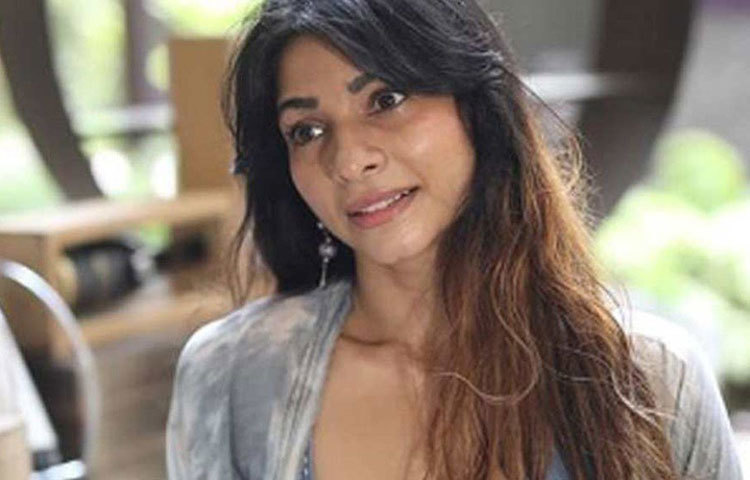 এ ছাড়া আরমান কোহলির সঙ্গেও তানিশা ঘনিষ্ঠ ছিলেন বলে শোনা যায়। কিন্তু তার এই সম্পর্কও দানা বাঁধেনি।