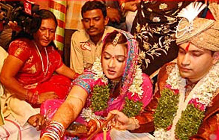 ২০০৭ সালে আরতি বিয়ে করেন আমেরিকাবাসী সফটওয়্যার ইঞ্জিনিয়ার উজ্জ্বল কুমারকে। বিয়ের পরে অভিনয় ছেড়ে আরতি পাড়ি দেন আমেরিকা। কিন্তু দাম্পত্য স্থায়ী হয়নি। দু’বছর পরে তাদের বিবাহবিচ্ছেদ হয়ে যায়। আরতি পরে জানান, বিয়ের পরে তার অভিনয় করে যাওয়ার সিদ্ধান্ত নিয়েই সমস্যা শুরু হয়েছিল।