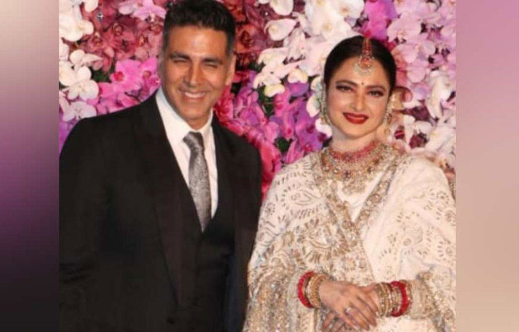 রাবিনার দাবি ছিল, অক্ষয়ের কোনো দোষই নেই। সবটাই নাকি রেখার দোষ। রেখাই নাকি অক্ষয়ের প্রেমে পাগল।