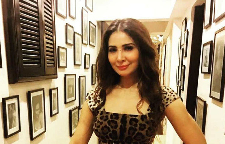 এক সময় শোনা গিয়েছিল, কিমকে বাড়ি থেকে বের করে দিয়েছিলেন তার স্বামী আলি পুনজানি। সে সময় যদিও সেই খবরকে গুজব বলে উড়িয়ে দিয়েছিলেন নায়িকা।