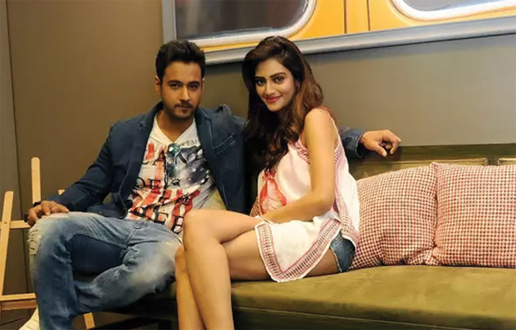 কিন্তু তাতে যুগলের সম্পর্কে কোনো ভাঙ্গন ধরেনি। নির্বাচনী প্রচারের মাঝে তারা ‘ডেট’-এও গিয়েছেন। ছবি: সংগৃহীত