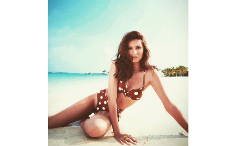 পলকা ডটের আবেদনময়ী টু-পিসে সুতারিয়া। ছবি: সংগৃহীত