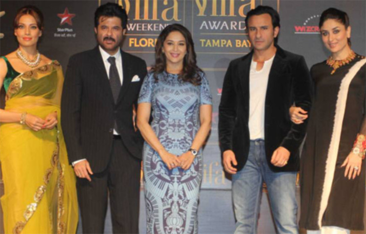 এমনই সেই ঝগড়ার যে টানা ১৩ বছর মুখোমুখি হননি কারিনা-বিপাশা। ২০১৪ সালে তাদের একসঙ্গে দেখা যায় এক মঞ্চে। সেখানেই ঘটনাটি ঘটে। ছবি শিকারিদের কাছে ধরা পড়ে যান দুজনে। ছবি: সংগৃহীত