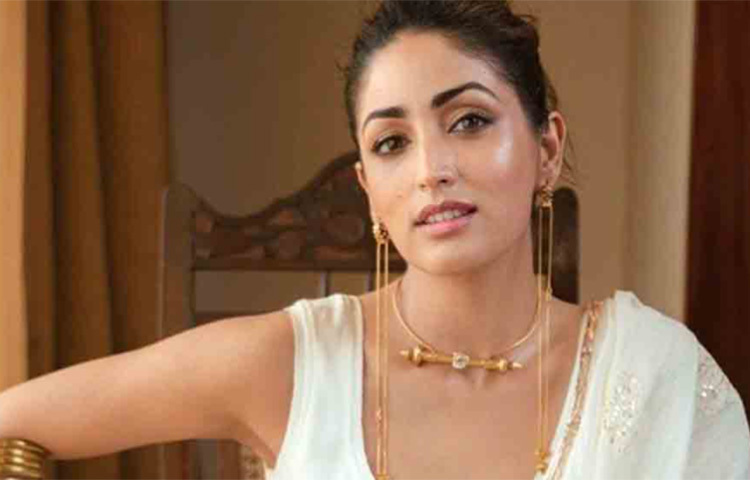 ফেয়ারনেস ক্রিমের বিজ্ঞাপনে ইয়ামি গৌতমের মুখ দেখে অনেকেই বলতেন, ঠিক যেন বলিউডের নায়িকা! পরে সে কথাই হুবহু মিলে গিয়েছে। ‘ভিকি ডোনর’-এর মতো রোমান্টিক কমেডিতে বলিউডে প্রবেশ। তারপর ‘বদলাপুর’, ‘কাবিল’, ‘সনম রে’ বা ‘উরি: দ্য সার্জিক্যাল স্ট্রাইক’-এর মতো ফিল্ম। ধীরে হলেও বলিউডে স্থান করে নিয়েছেন ইয়ামি। ছবি: সংগৃহীত