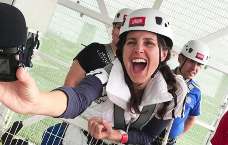 রেচেল ক্যামেরার সামনে থাকা বন্ধ করে দিয়েছেন বহুদিন হল। তিনি এখন ‘পডডিভা’ নামে একটি পডকাস্ট চালান। যা কি না অনেকটা রেডিও সম্প্রচারের মতো। ছবি: সংগৃহীত