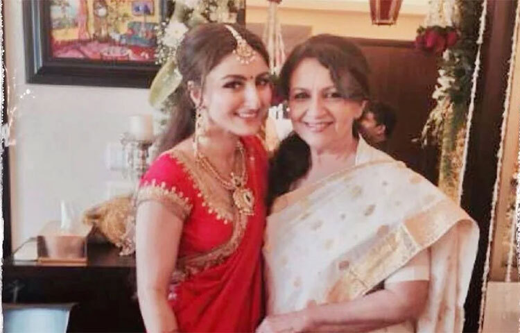 মা-মেয়ে দুজনেই সুন্দরী। শর্মিলা ঠাকুরের সঙ্গে মেয়ে সোহা আলি খান। ছবি: সংগৃহীত