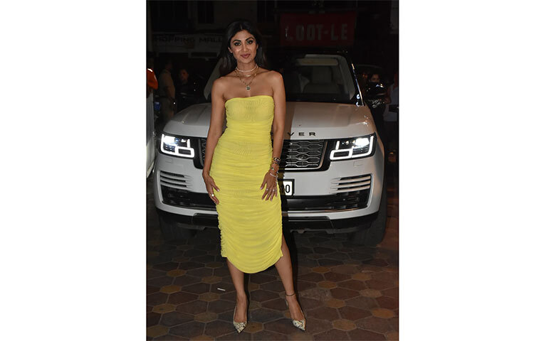 হলুদ অফ-শোন্ডার ড্রেসে শিল্পা শেঠি। ছবি: সংগৃহীত