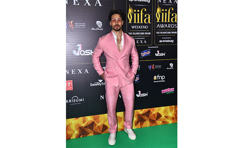 গোলাপি স্যুটে  টাইগার শ্রফ। ছবি: সংগৃহীত