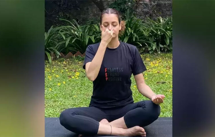 শুধু ওজন কমাতেই নয়, অভিনেত্রী দিয়া মির্জা বিশ্বাস করেন, নিজের শরীর ও মনকে একই সুতোয় বাঁধতে নিয়মিত ধ্যান ও যোগাসন করা উচিত। তার ধারণা, খোলা আকাশের নিচে, প্রকৃতির কোলে যোগাসন করলে তা লাভজনক বেশি। ছবি: সংগৃহীত