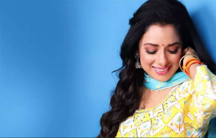 ২০০০ সালে ‘সুকন্যা’ ধারাবাহিকের মাধ্যমে ছোটপর্দায় তার যাত্রা শুরু। তারপর ক্যারিয়ার জীবনে তাকে আর পিছন ফিরে তাকাতে হয়নি। রূপালি সব সময় তার বাবাকেই জীবনের পথপ্রদর্শক হিসাবে মেনেছেন। ছবি: সংগৃহীত