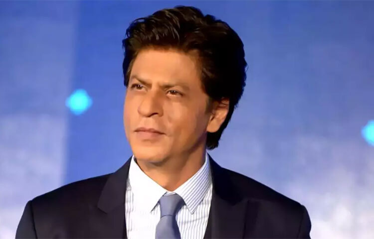 এক সাক্ষাৎকারে শাহরুখ জানিয়েছেন, ১৯৯৮ সালে প্রযোজক নাজিম রিজভি একটি ছবিতে অভিনয় করার জন্য প্রস্তাব নিয়ে গিয়েছিলেন তার কাছে। কিন্তু ব্যক্তিগত কারণে তিনি সেই ছবিতে কাজ করতে পারবেন না বলে জানিয়েছিলেন শাহরুখ। ছবি: সংগৃহীত