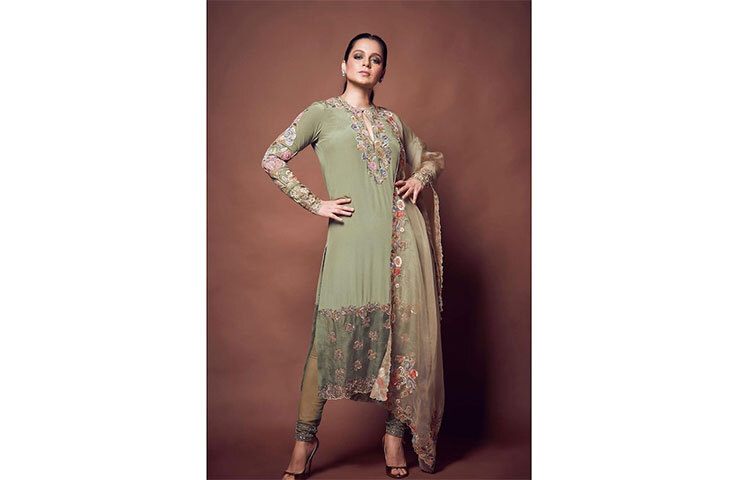 সালোয়ার কামিজে কঙ্গনা রানাউত নজর কেড়েছেন। ছবি: সংগৃহীত