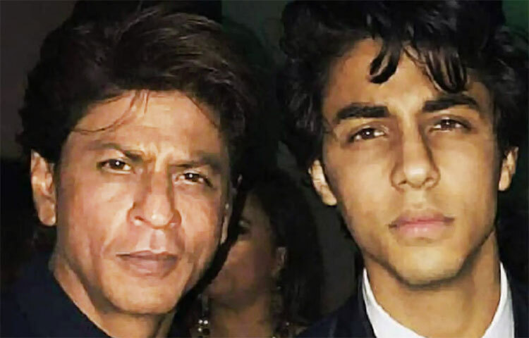 কিন্তু বড় পর্দার সঙ্গে আরিয়ানের পরিচয় ঘটেছে বহু বছর আগেই। ২০০১ সালে করণ জোহর পরিচালিত ‘কাভি খুশি কাভি গাম’ ছবিটি বক্স অফিসে বিপুল সাড়া ফেলে। এই ছবিতে শাহরুখের সঙ্গে অভিনয় করেছিলেন আরিয়ানও। ছবি: সংগৃহীত