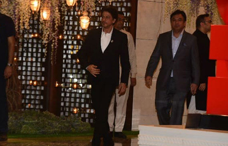 স্ত্রী গৌরীকে ছাড়াই পার্টিতে এসেছিলেন শাহরুখ। পরনে ছিল সাদা-কালো কম্বিনেশনের স্যুট-প্যান্ট।
১৩.	শাহিদ কাপুর পরেছিলেন আইভরি রঙের আচকান। তার স্ত্রী মীরা পার্টির জন্য বেছে নিয়েছিলেন প্যাস্টেল শেডের শাড়ি এবং গলায় পান্নার চোকার।