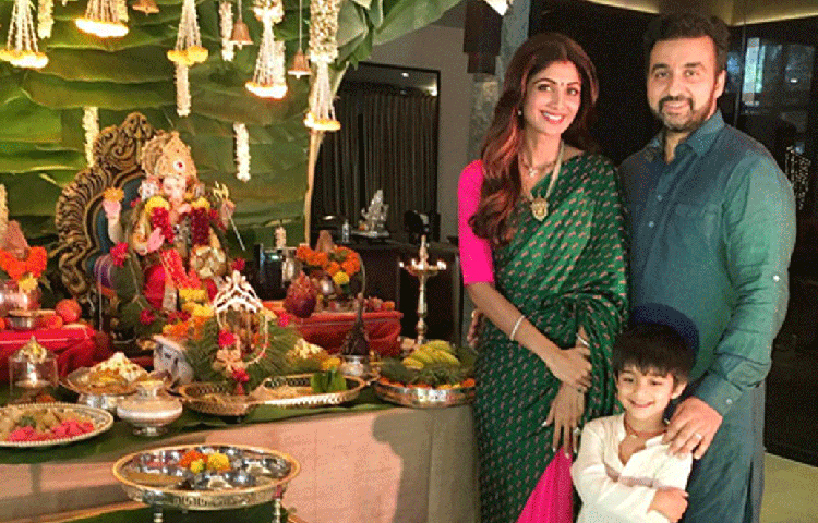 বালাজির ভক্ত শিল্পা। সে কথা মাথায় রেখে ঘরের একটা অংশে মন্দির করেছেন তিনি। শিল্পা শেঠি গণেশেরও ভক্ত। তাই অন্দরসজ্জায় বিভিন্ন ধরনের গণেশ মূর্তি ব্যবহার করা হয়েছে।