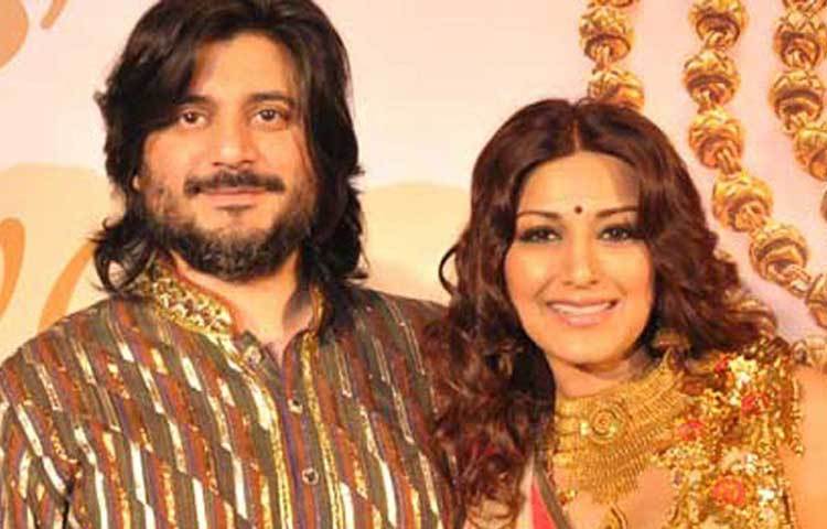 মাঝে ২০০২ সালে বহুদিনের বন্ধু পরিচালক গোল্ডি বেহলকে বিয়ে করেন সোনালি। ২০০৪ সালে জন্ম নেয় তাদের পুত্রসন্তান। এই সময় সংসার সামলে ছেলেকে একটু বড় করা নিয়ে ব্যস্ত হয়ে পড়েন সোনালি। পরে ২০১২ সালে অক্ষয় কুমারের বিপরীতে ‘ওয়ান্স আপন আ টাইম ইন মুম্বাই দোবারা’ ছবিতে কামব্যাক করেন সোনালি। তারপর থেকে ২০১৭ সাল পর্যন্ত ফিল্ম ও টেলিফিশন নিয়েই ব্যস্ত ছিলেন এই জনপ্রিয় নায়িকা।