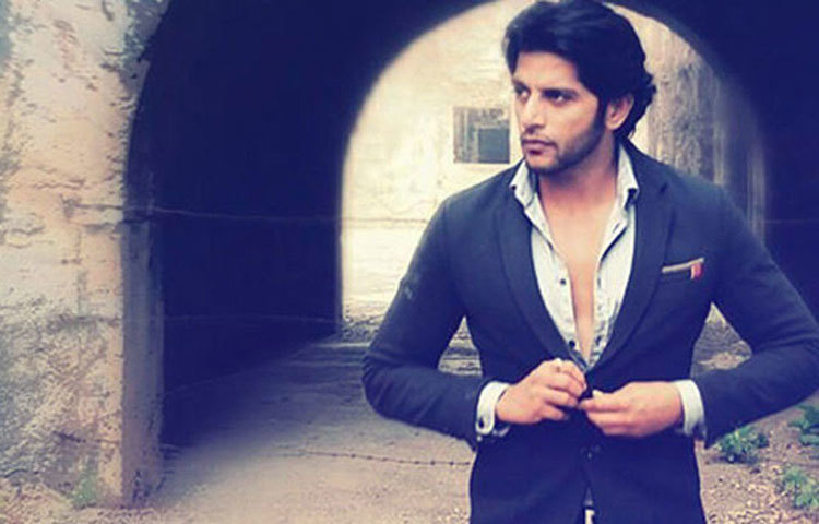 এই সময়ে বাড়ির কাজকর্ম সারছেন অভিনেতা কর্ণবীর বোহ্রাও। বাচ্চাদের খাওয়ানো থেকে শুরু করে, ঘর পরিষ্কার- সব কাজ একা হাতে সামলাচ্ছেন তিনি।