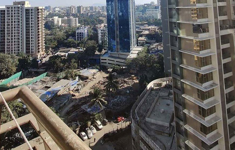 বলিউডের প্রযোজক করিম মোরানি, তার দুই মেয়ে জোয়া ও শাজা মোরানি এবং কণিকা কাপুর ইতিমধ্যেই আক্রান্ত হয়েছেন কোভিড-১৯-এ।