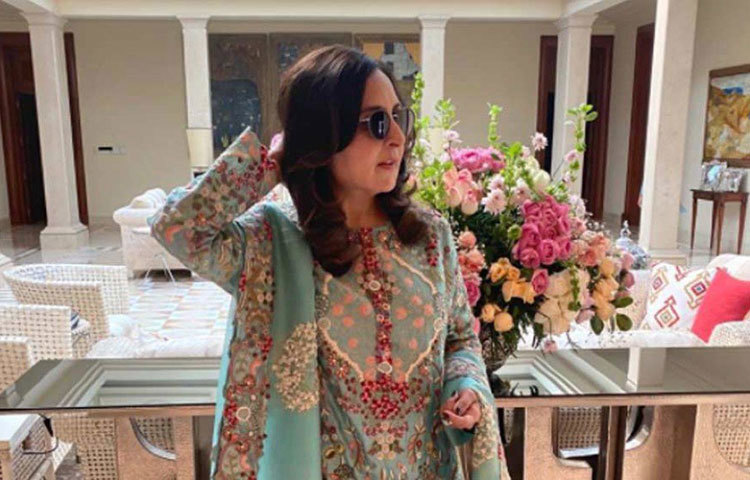 চলতি বছরের ফেব্রুয়ারি মাসে সোনম তার শাশুড়িকে চমকে দিয়েছিলেন সারপ্রাইজ গিফ্টে। সেই ছবিতে দেখা যাচ্ছে আনন্দের মা প্রিয়া দাঁড়িয়ে আছেন সুসজ্জিত লিভিংরুমে।