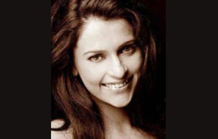 অর্চনা পান্ডে: ২০১৪ সালের ২৯ সেপ্টেম্বর মুম্বাইের ভারসোভাতে নিজের ফ্ল্যাট থেকে ঝুলন্ত দেহ উদ্ধার হয় মডেল অর্চনা পান্ডের। তার ঘর থেকে একটি সুইসাইড নোট উদ্ধার হয়। তাতে বয়ফ্রেন্ড ওমর পাঠানের বিরুদ্ধে অভিযোগ তুলেছিলেন অর্চনা।